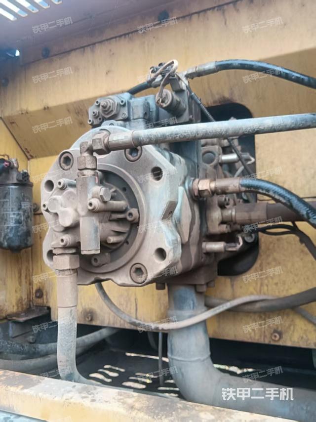 液壓泵艙室正面整體（整機外觀）