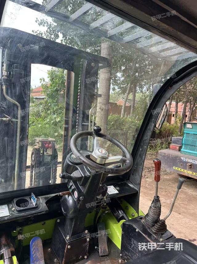 駕駛室操作臺(tái)（設(shè)備外觀及核心部件）