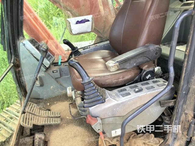 左后方玻璃角標（駕駛室部分）