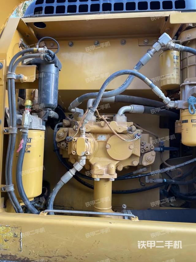 液压泵舱室正面整体（整机外观）