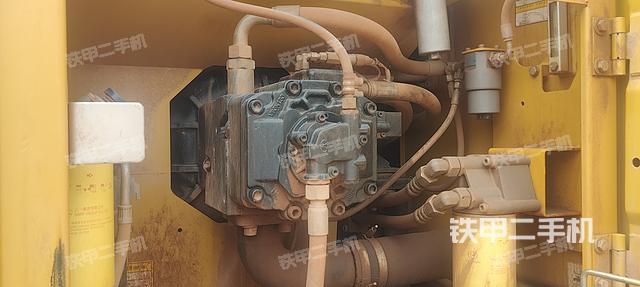 液压泵舱室正面整体（整机外观）