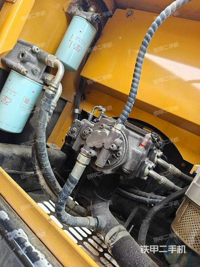 液压泵舱室正面整体（整机外观）