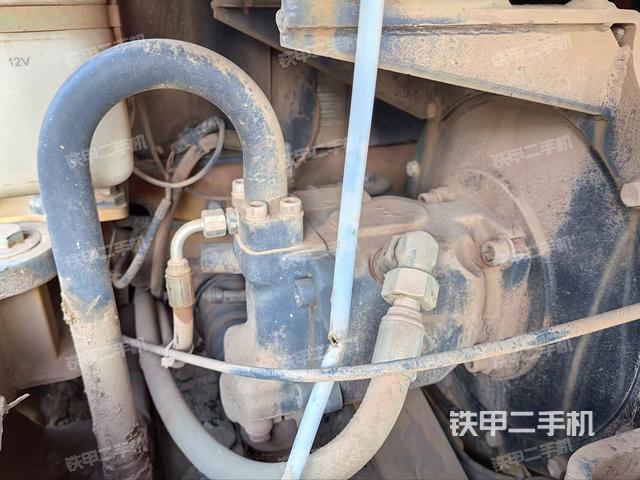 液压泵舱室正面整体（整机外观）