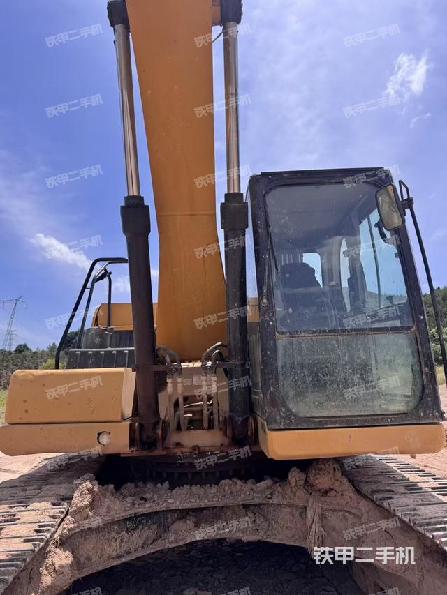 大臂油缸整体 竖拍（工作和回转装置）