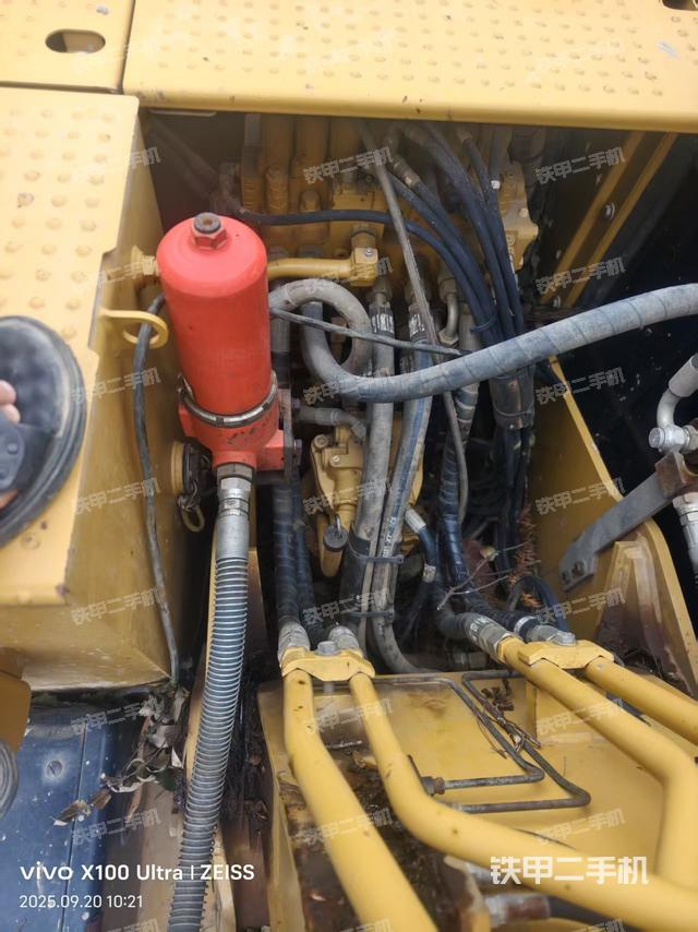 回轉(zhuǎn)馬達(dá)和主控閥（整機(jī)外觀）