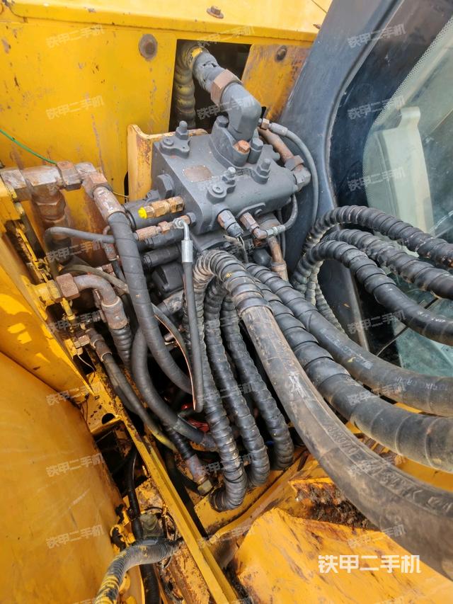 回轉(zhuǎn)馬達和主控閥（整機外觀）