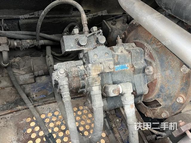 液压泵舱室正面整体（整机外观）