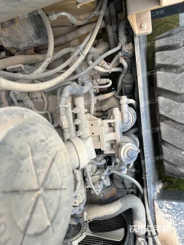 分動箱或變速箱（壓路機發(fā)動機艙）