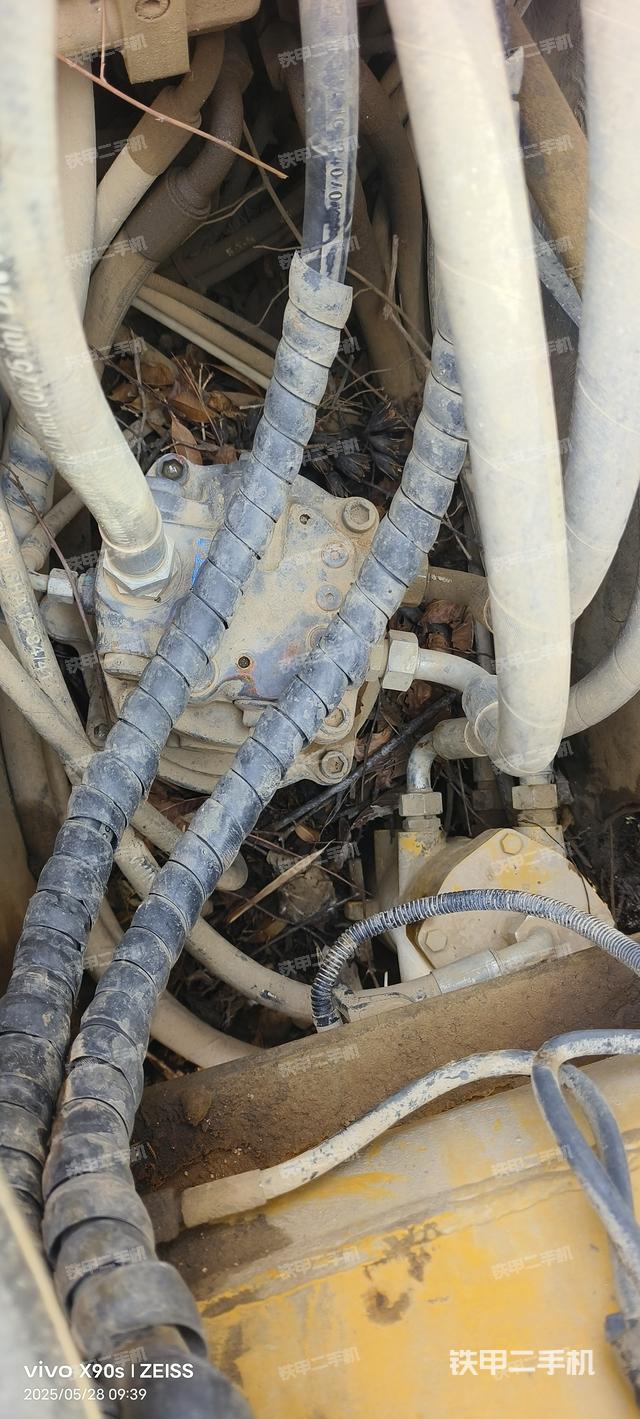 回转马达和主控阀（整机外观）