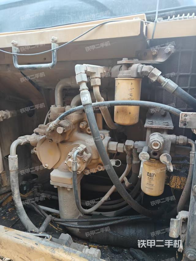 液压泵舱室正面整体（整机外观）