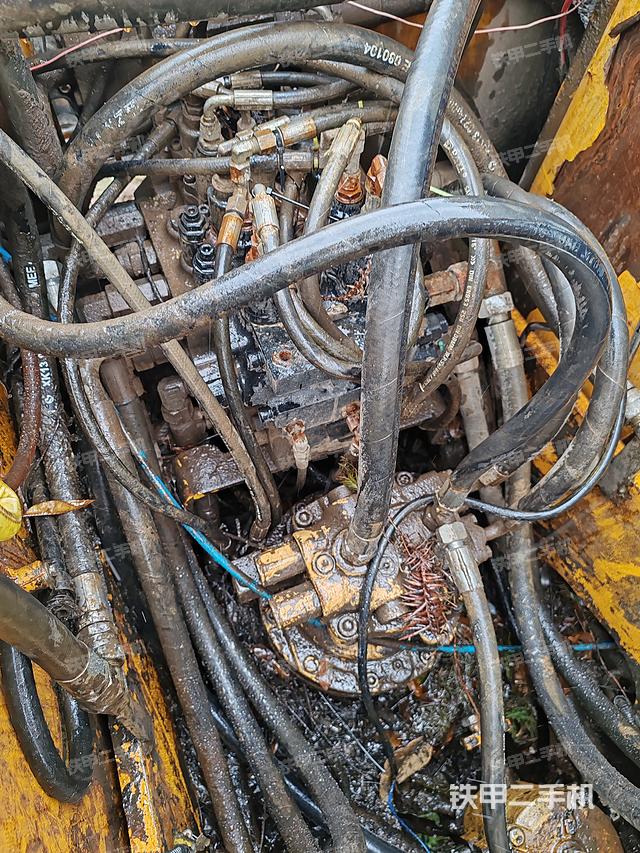 回转马达和主控阀（整机外观）