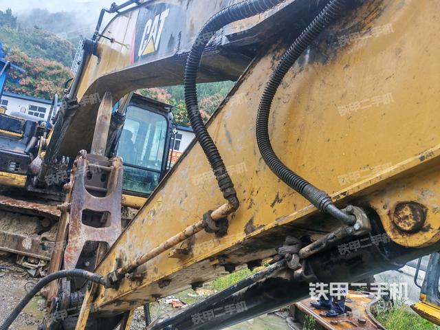 大臂油缸整体 竖拍（工作和回转装置）