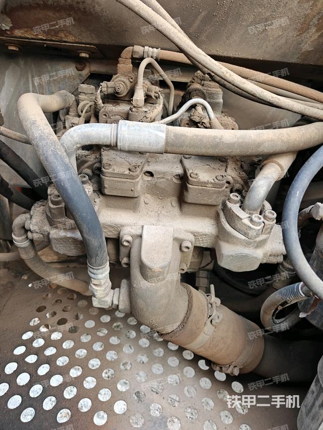 液压泵舱室正面整体（整机外观）