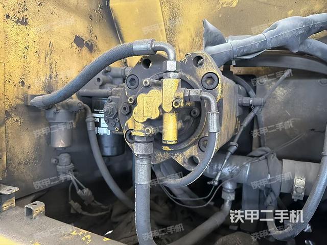 液壓泵艙室正面整體（整機外觀）