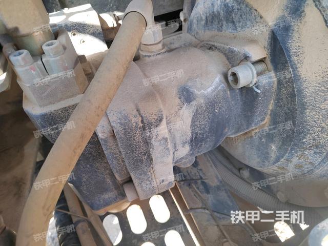 液压泵舱室正面整体（整机外观）