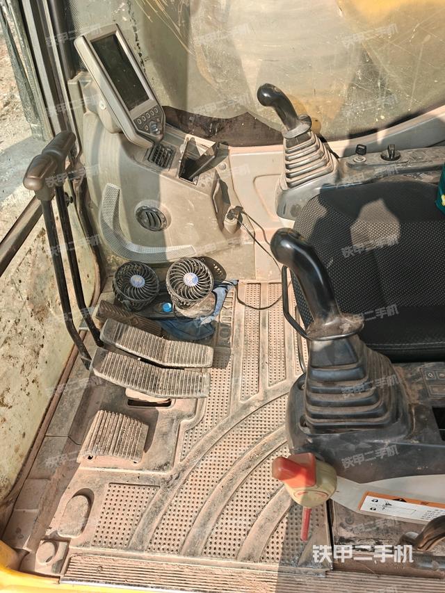 座椅右側(cè)控制臺(tái)/鑰匙門/油門/含右手柄（駕駛室部分）