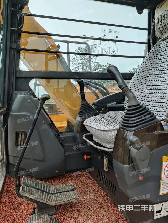 驾驶室顶部（整机外观）