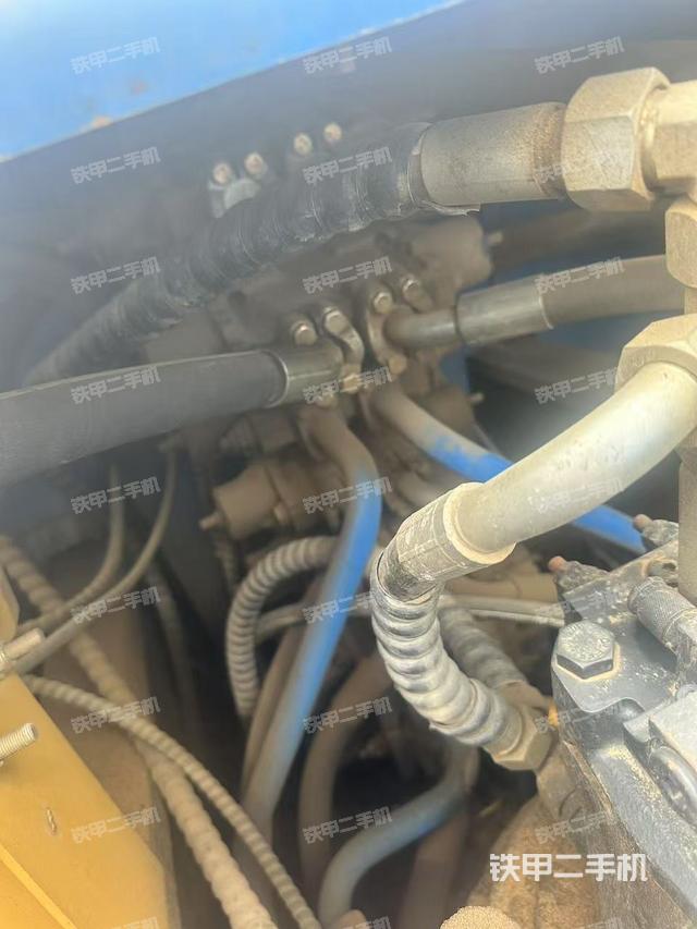 回轉馬達和主控閥（整機外觀）