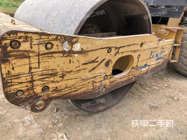 后輪左側(cè)全景（壓路機前后車架）