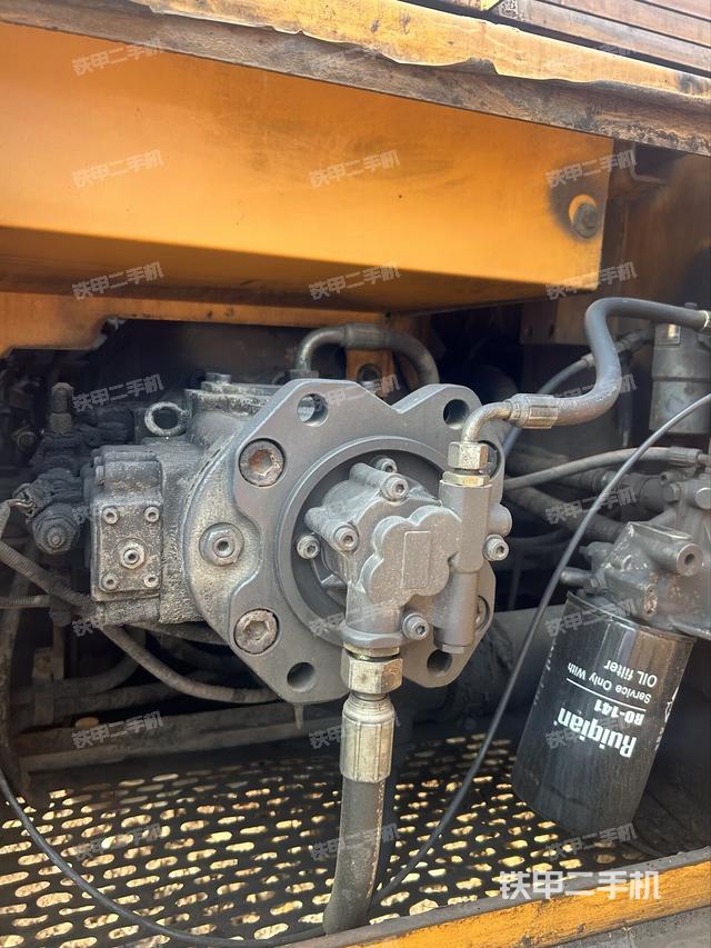 液壓泵艙室正面整體（整機外觀）