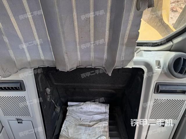 行走控制手柄和踏板 俯拍（驾驶室部分）