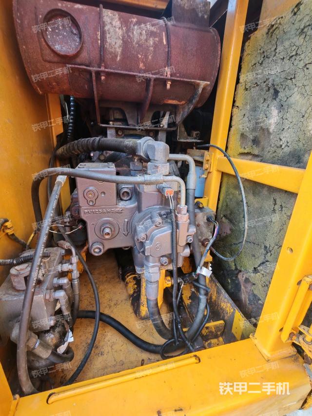 液壓泵艙室正面整體（整機外觀）