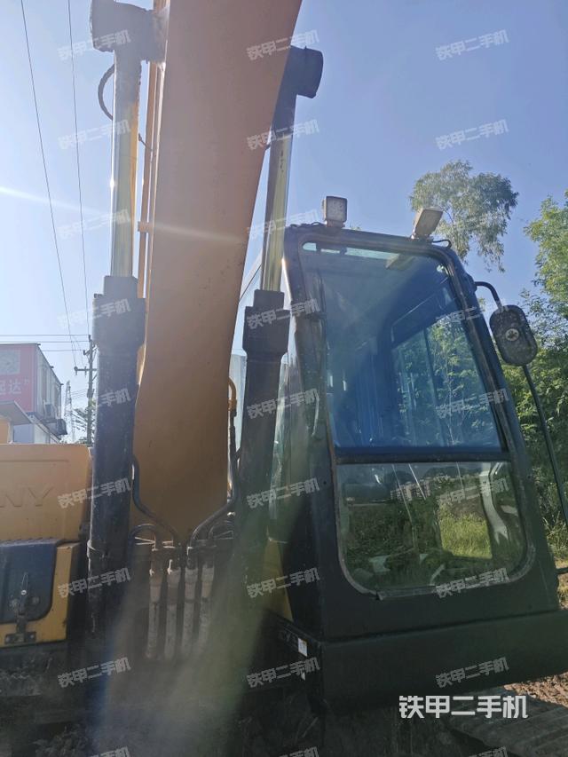 大臂油缸整体 竖拍（工作和回转装置）