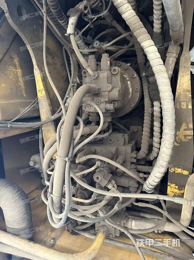 回转马达和主控阀（整机外观）