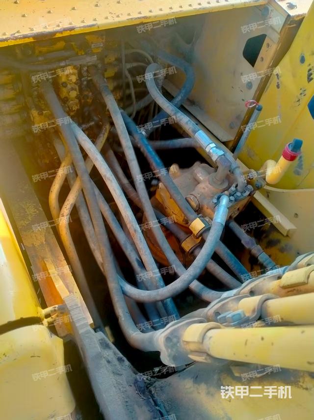 回转马达和主控阀（整机外观）