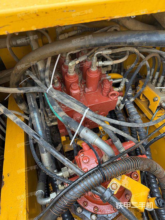 回转马达和主控阀（整机外观）