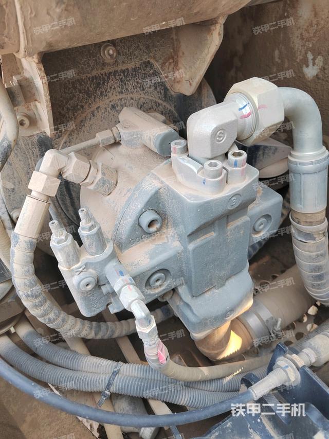 液压泵舱室正面整体（整机外观）