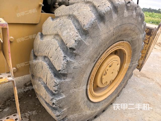 前輪左側(cè)減震塊連接及部件（壓路機前后車架）