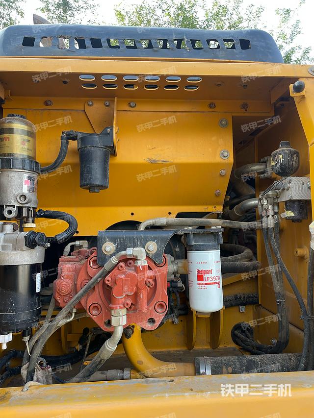 液压泵舱室正面整体（整机外观）