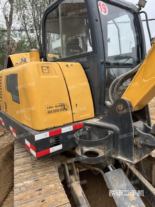 回转马达和主控阀（整机外观）