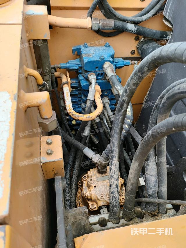 回转马达和主控阀（整机外观）