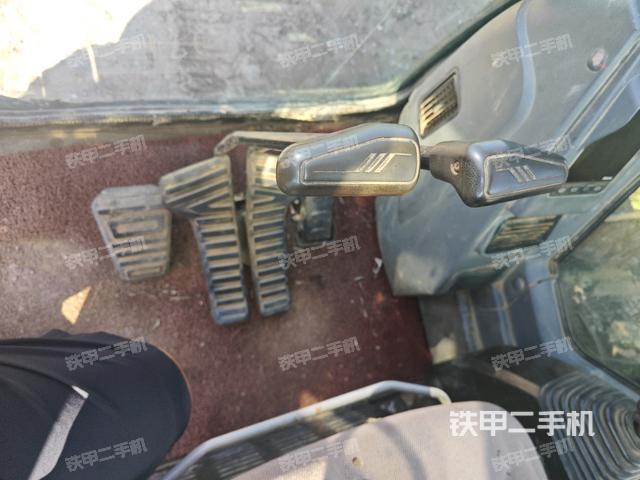 行走控制手柄和踏板?俯拍（駕駛室部分）