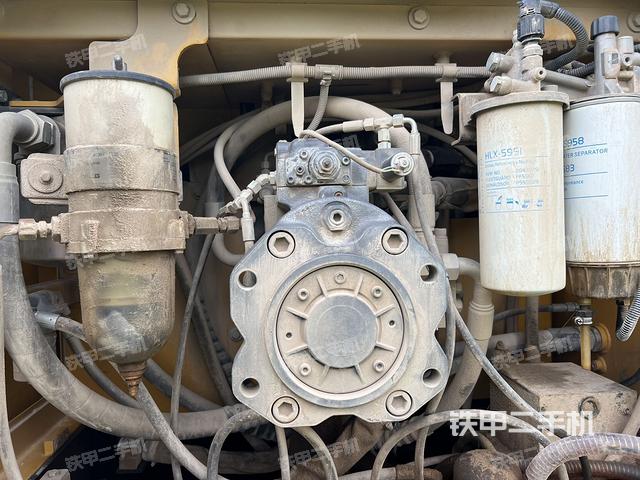 液壓泵艙室正面整體（整機外觀）