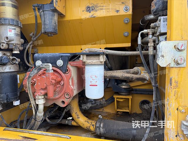 液压泵舱室正面整体（整机外观）