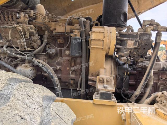 發(fā)動機左側(cè)全景（壓路機發(fā)動機艙）