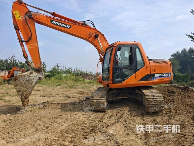 單側(cè)履帶整體(整機(jī)外觀(guān)) 單側(cè)履帶整體(整機(jī)外觀(guān))