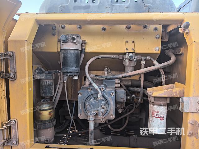 液压泵舱室正面整体（整机外观）