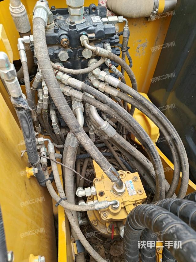 回轉(zhuǎn)馬達(dá)和主控閥（整機(jī)外觀）