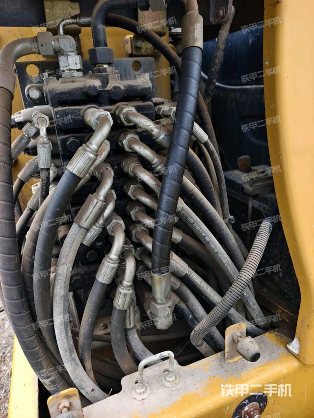 回转马达和主控阀（整机外观）