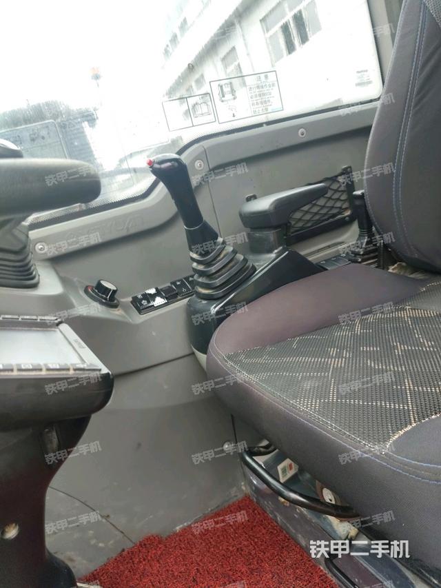 座椅右側(cè)控制臺(tái)/鑰匙門/油門/含右手柄（駕駛室部分）