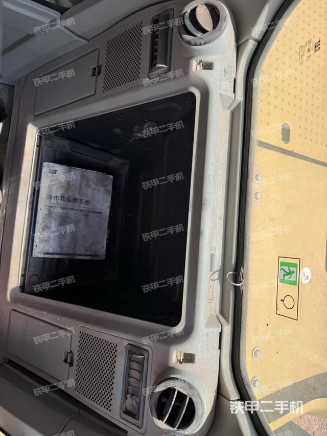 行走控制手柄和踏板 俯拍（驾驶室部分）