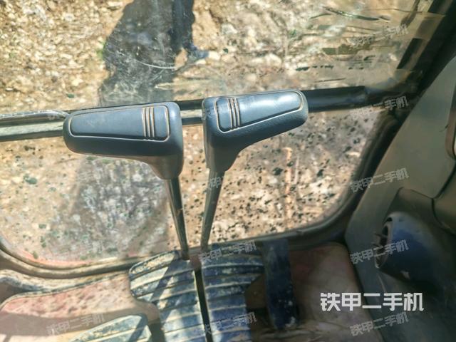 行走控制手柄和踏板?俯拍（駕駛室部分）