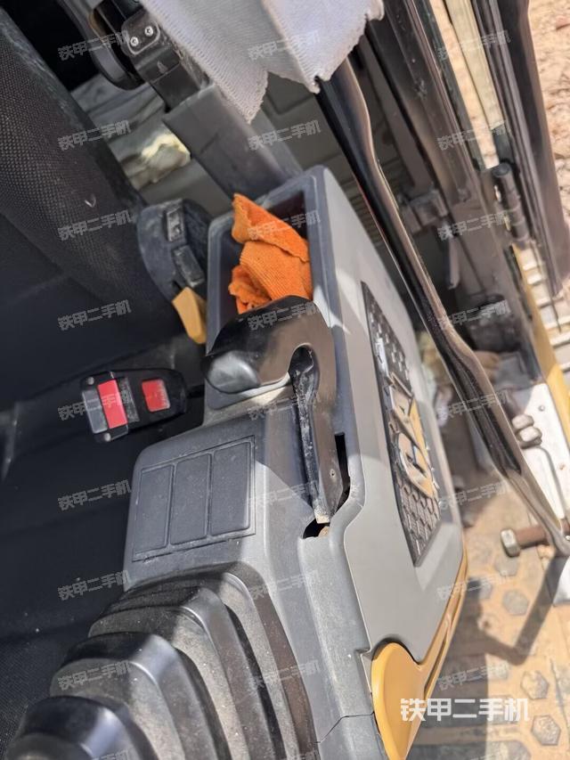 座椅左侧控制台/音响/含左手柄（驾驶室部分）