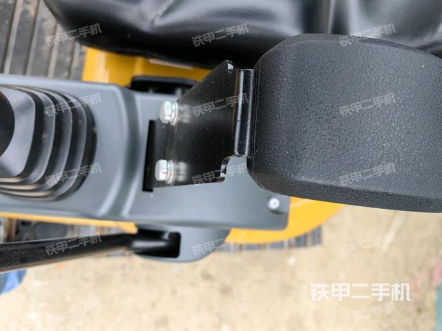 座椅左侧控制台/音响/含左手柄（驾驶室部分）