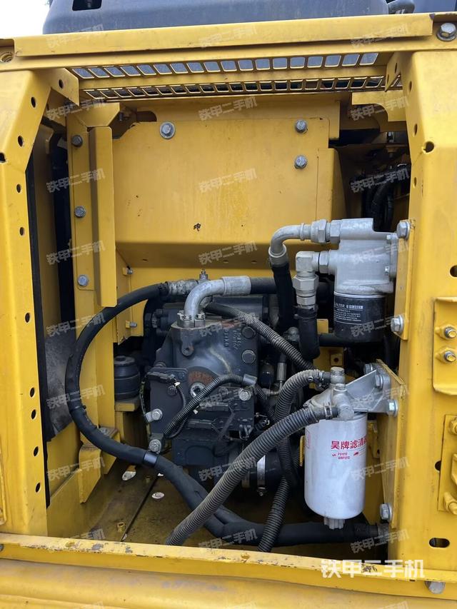 液压泵舱室正面整体（整机外观）