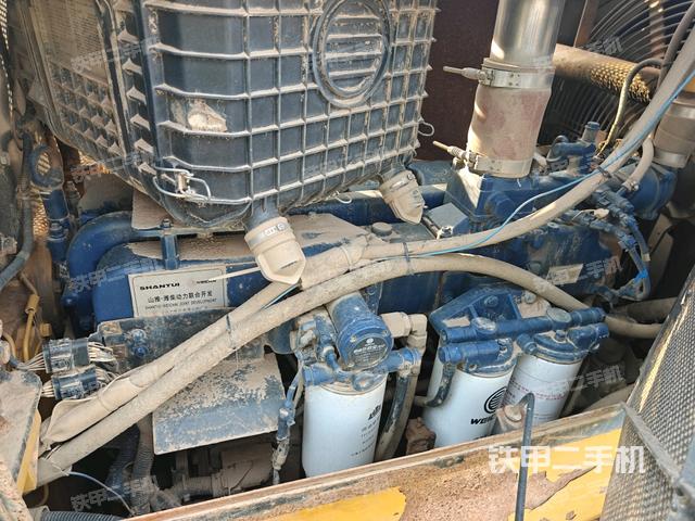 发动机左侧全景（推土机发动机舱）